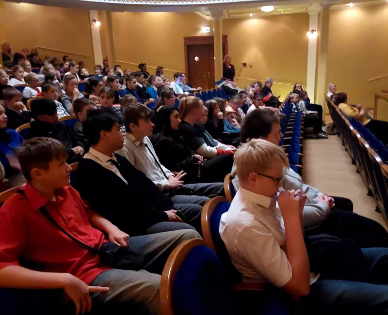 Cesta kolem světa za 80 minut-Městské divadlo Mar. Lázně