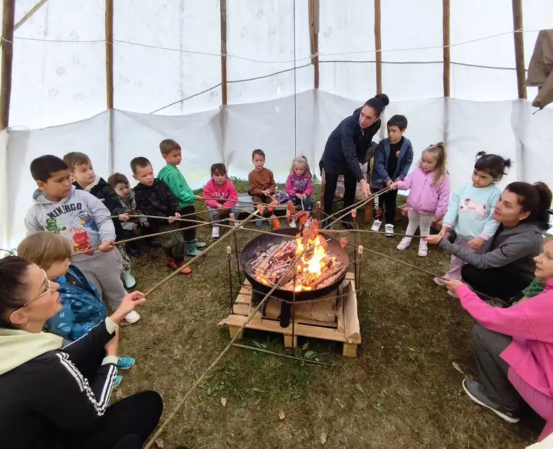 SETKÁNÍ U TÁBORÁKU V TEEPEE