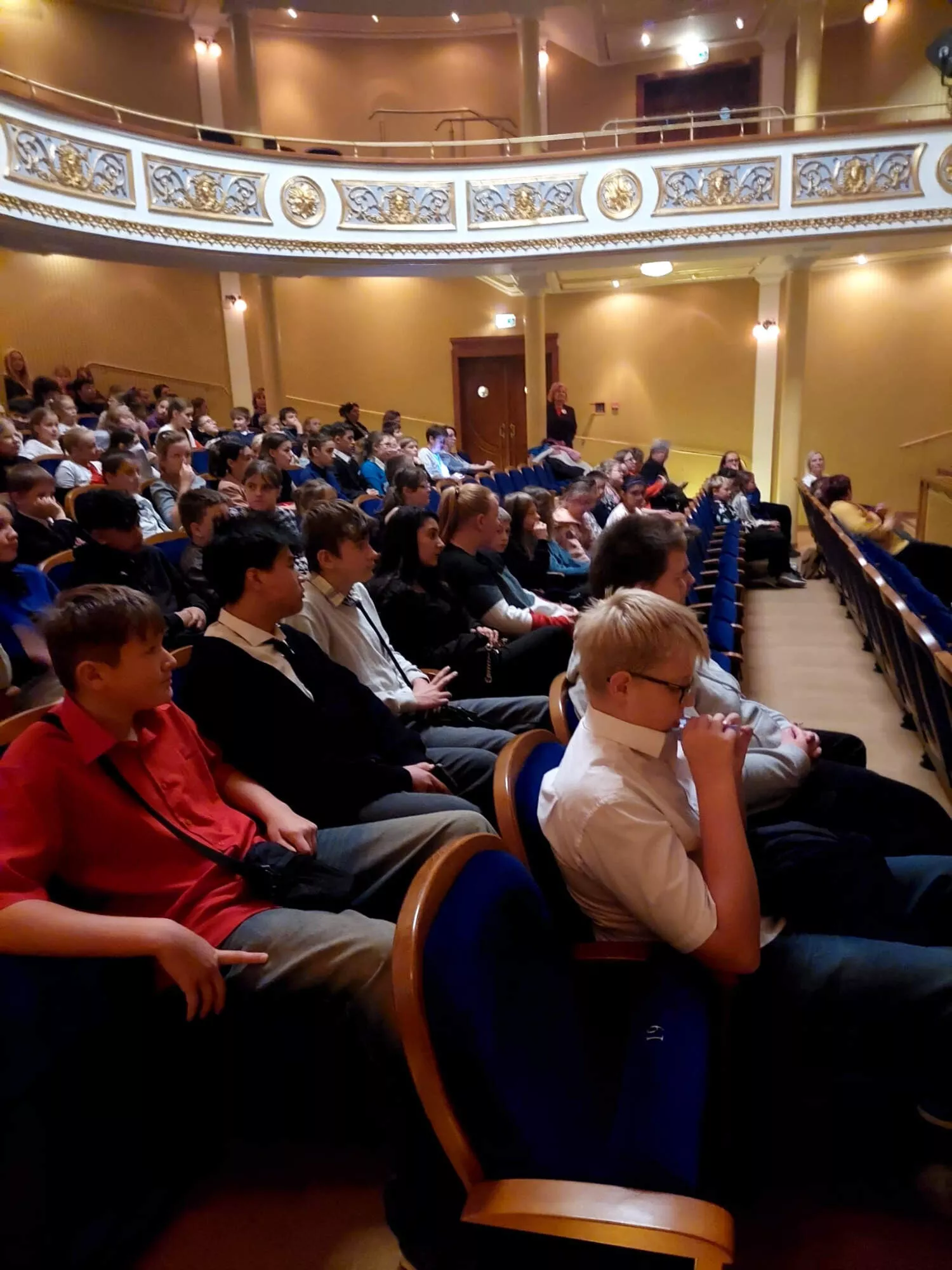 Cesta kolem světa za 80 minut-Městské divadlo Mar. Lázně