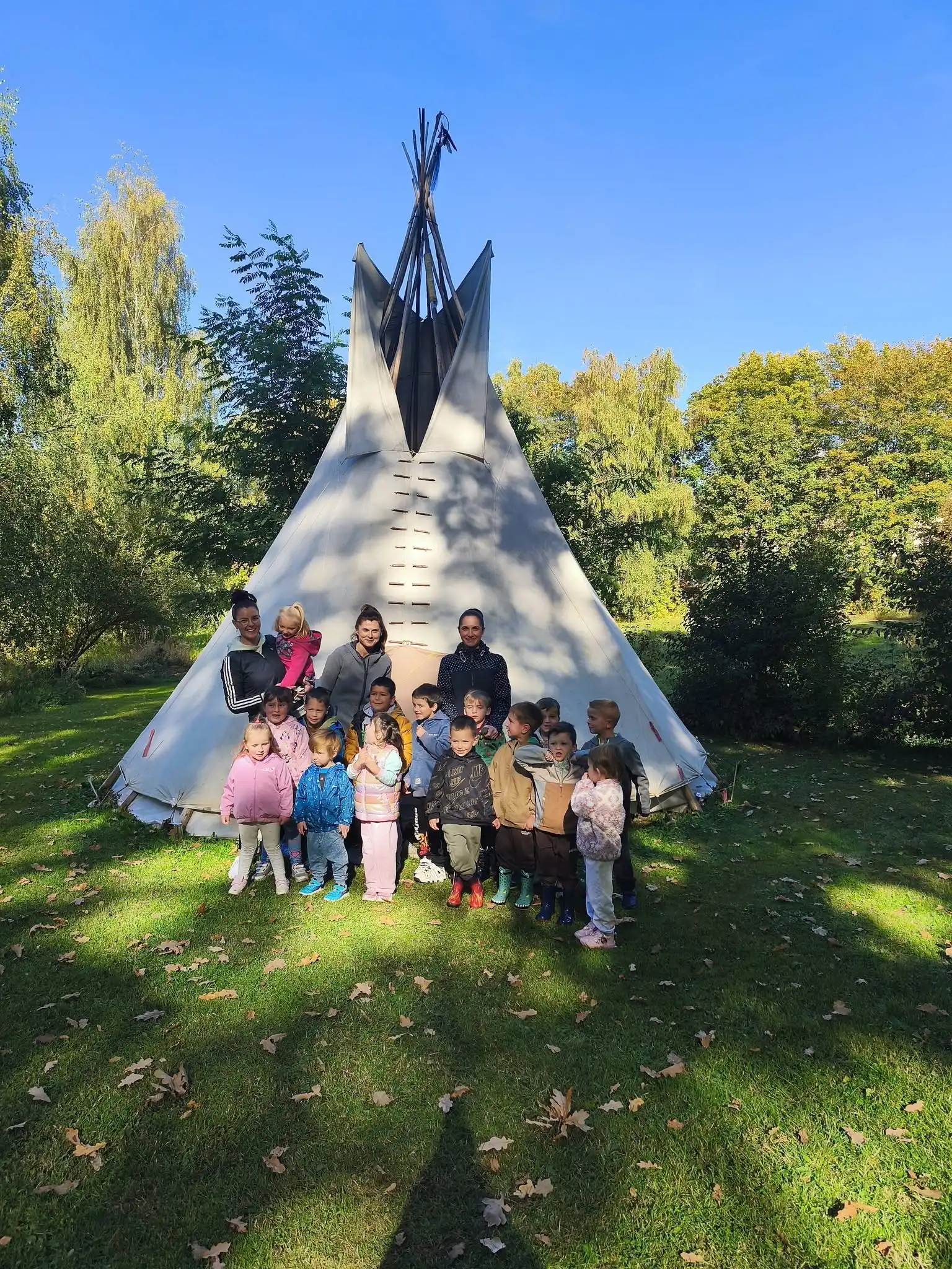 SETKÁNÍ U TÁBORÁKU V TEEPEE